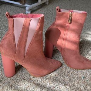 Pink interior and exterior. Cape Robin